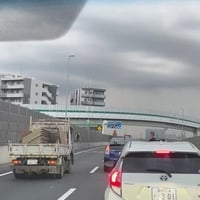足立区ナンバーのダンプ、あおり運転にキレる