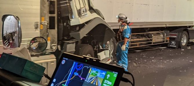 新名神　箕面とどろみIC付近トンネル出口で事故