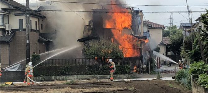 埼玉 上尾市大谷本郷付近で火事！「上尾市大谷本郷393付近で火事です！ 屋根から火柱」