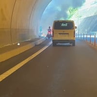 横浜横須賀道路 馬堀海岸IC〜佐原IC付近で事故「トンネル出口で車両火災発生」 横浜横須賀道路 馬堀海岸IC〜佐原IC付近で事故「トンネル出口で車両火災発生」