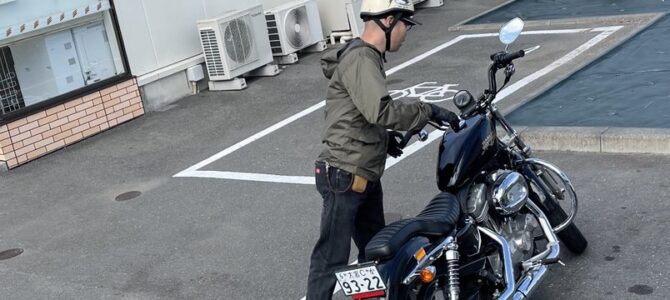 【大宮Cか9322 】コンビニで大型貨物の駐車スペースに停めようとしたハーレー、ナンバーが晒される