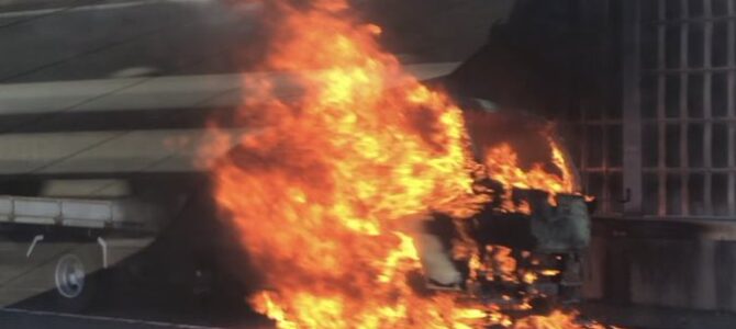 関越道　大泉JCT付近でトラック炎上！「練馬インター下り方面の入り口で炎上」「爆発音」