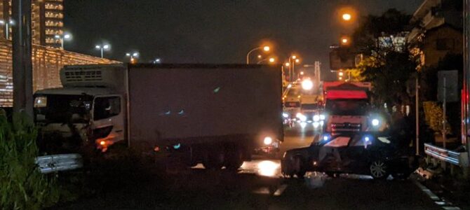 国道357号　浦安市富岡付近で事故　「トラックが立ち往生」