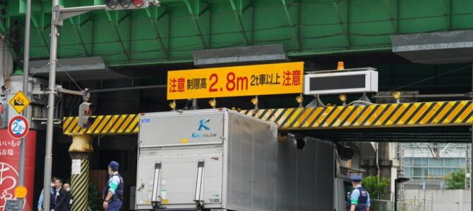 JR秋葉原駅付近で事故「トラック高架下に挟まって爆音奏でてた』