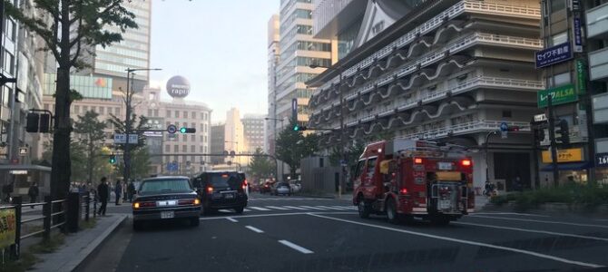 なんば駅前で火事「めちゃめちゃ焦げた匂いしてた」