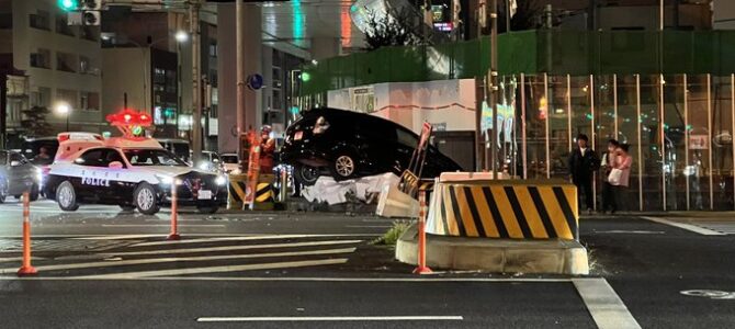 愛知県名古屋市西区那古野で事故！「プリウスミサイルが突き刺さってる」
