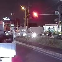 大阪府池田市八王寺 夫婦池交差点付近で事故「ティップネスキッズのバスとシトロエンが事故」