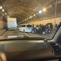 東名高速 大井松田IC〜鮎沢PA間で事故！「約10台の玉突き事故　7台くらいが後ろ潰れとる」