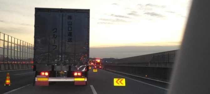 新東名　浜松浜北IC付近で事故！「天竜川手前でバスとトラックが事、バスの前グッシャリ」