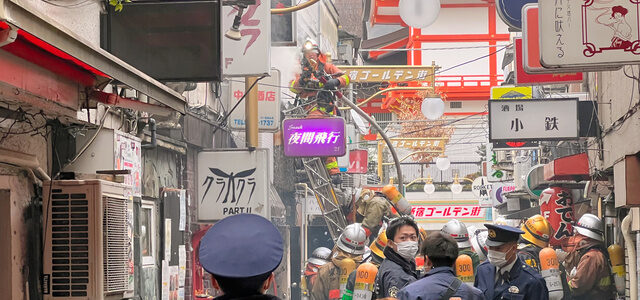 東京「新宿ゴールデン街」で火事