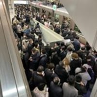 JR大阪駅、大阪市内の大雪で帰宅難民続出「電車は大幅遅延、ホームは人でいっぱい」