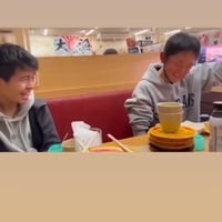 【バカッター】中学生男子、スシローの椅子に醤油をぶち撒き大はしゃぎ！
