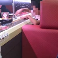 スシローでまたテロ！小さな子供がレーン上のネタを手触り！